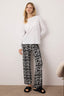 Trendyolmilla Beyaz-Siyah Leopar Desenli Örme Pijama Takımı THMAW25PT00100