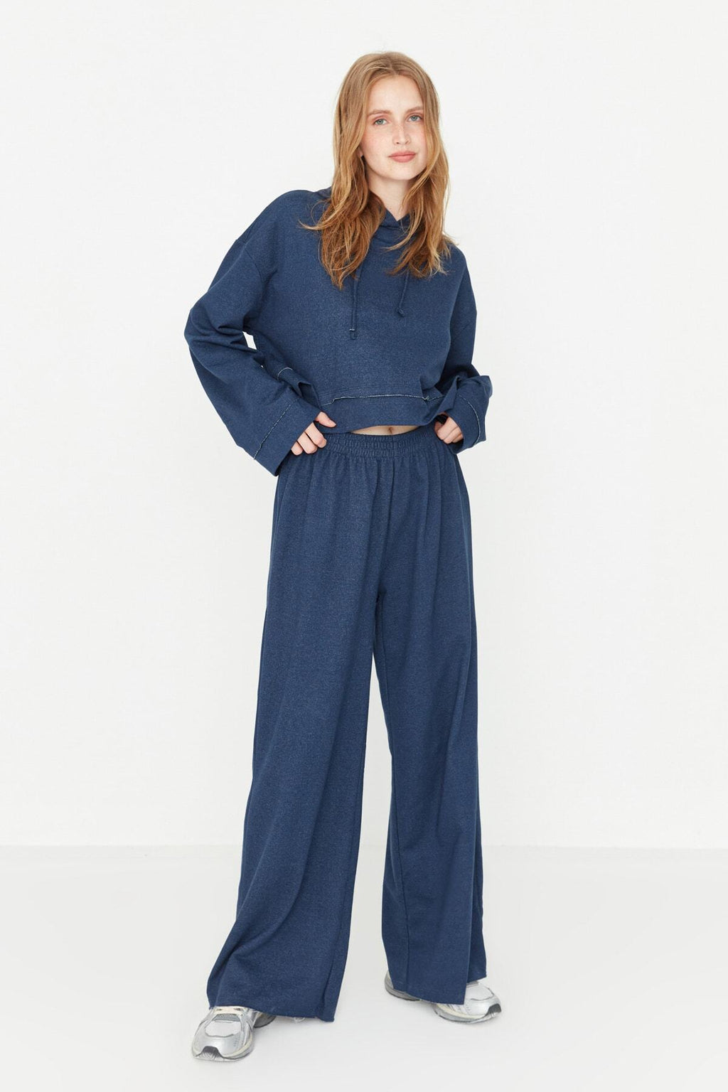 Trendyolmilla Lacivert Kapüşonlu Geniş Kalıp Örme Pijama Takımı TWOSS21EM0026