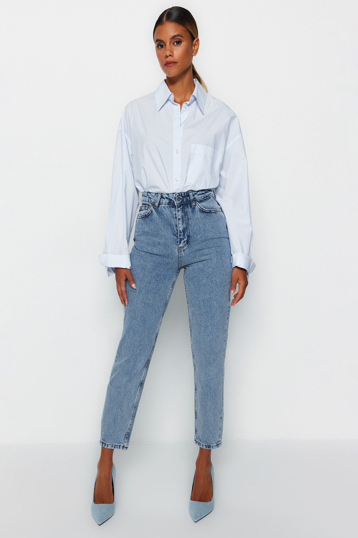 Trendyolmilla Siyah Yüksek Bel Mom %100 Pamuk Non-Stretch Jeans TWOSS23JE00067