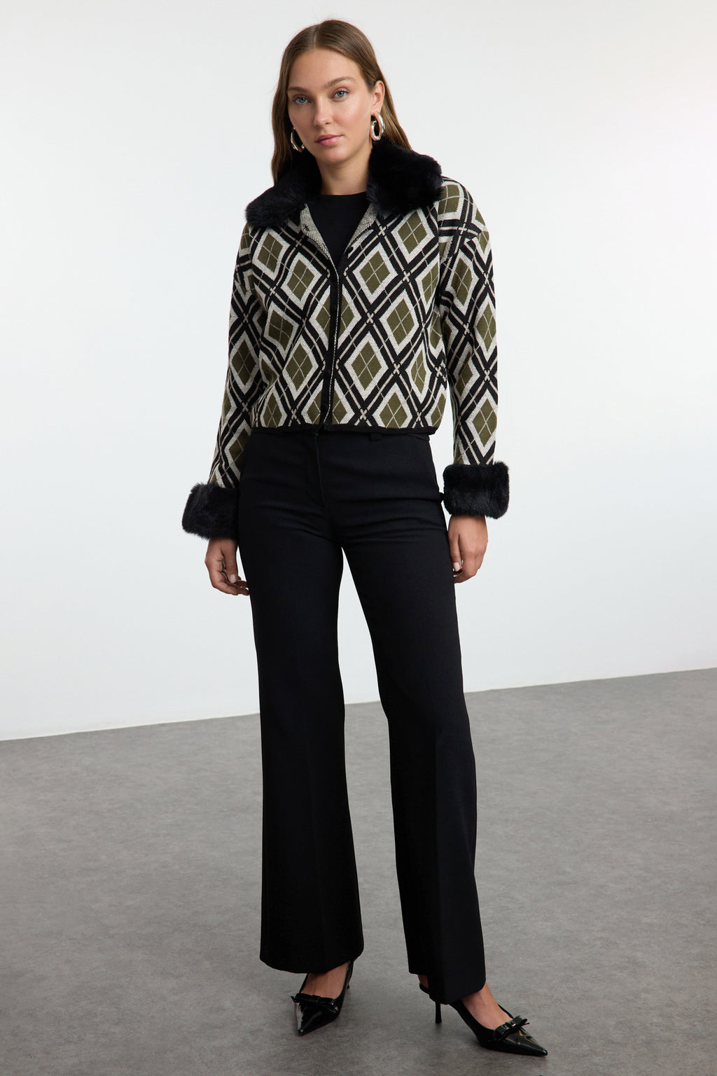 Trendyolmilla Siyah Çıkartılabilir Suni Kürklü Simli Crop Triko Hırka TWOAW24HI00043