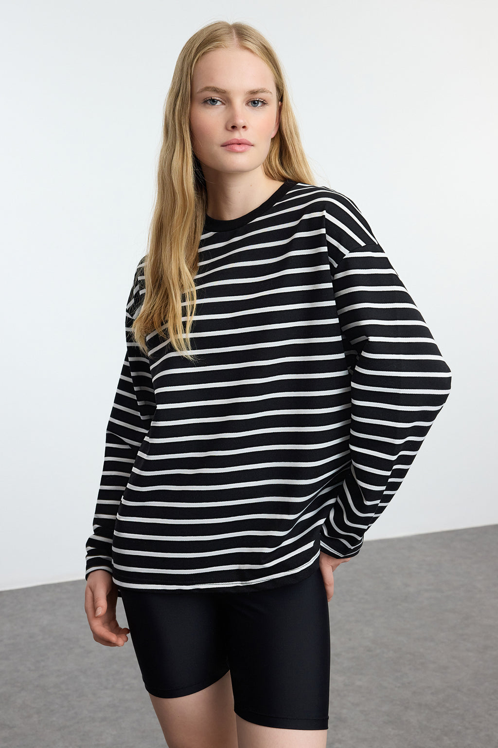 Trendyolmilla Beyaz Çizgili Oversize/Geniş Kesim Bisiklet Yaka İnce Örme Sweatshirt TWOAW23SW00326