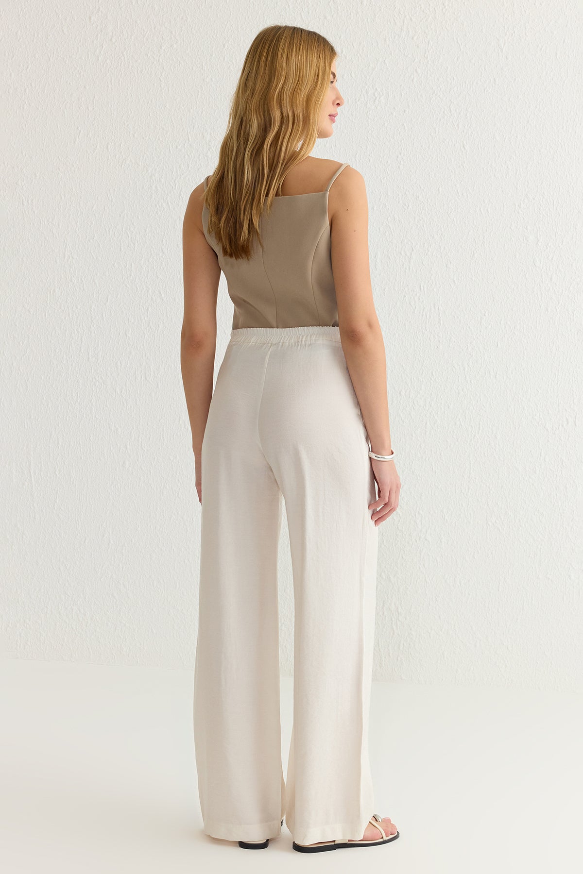 Trendyolmilla Bej Yumuşak Tuşeli Wide Leg/Geniş Paça Dokuma Pantolon TWOSS25PL00004