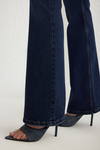 Trendyolmilla Koyu Mavi Yüksek Bel Orta Esnek Flare İspanyol Paça Jeans TWOSS25JE00109
