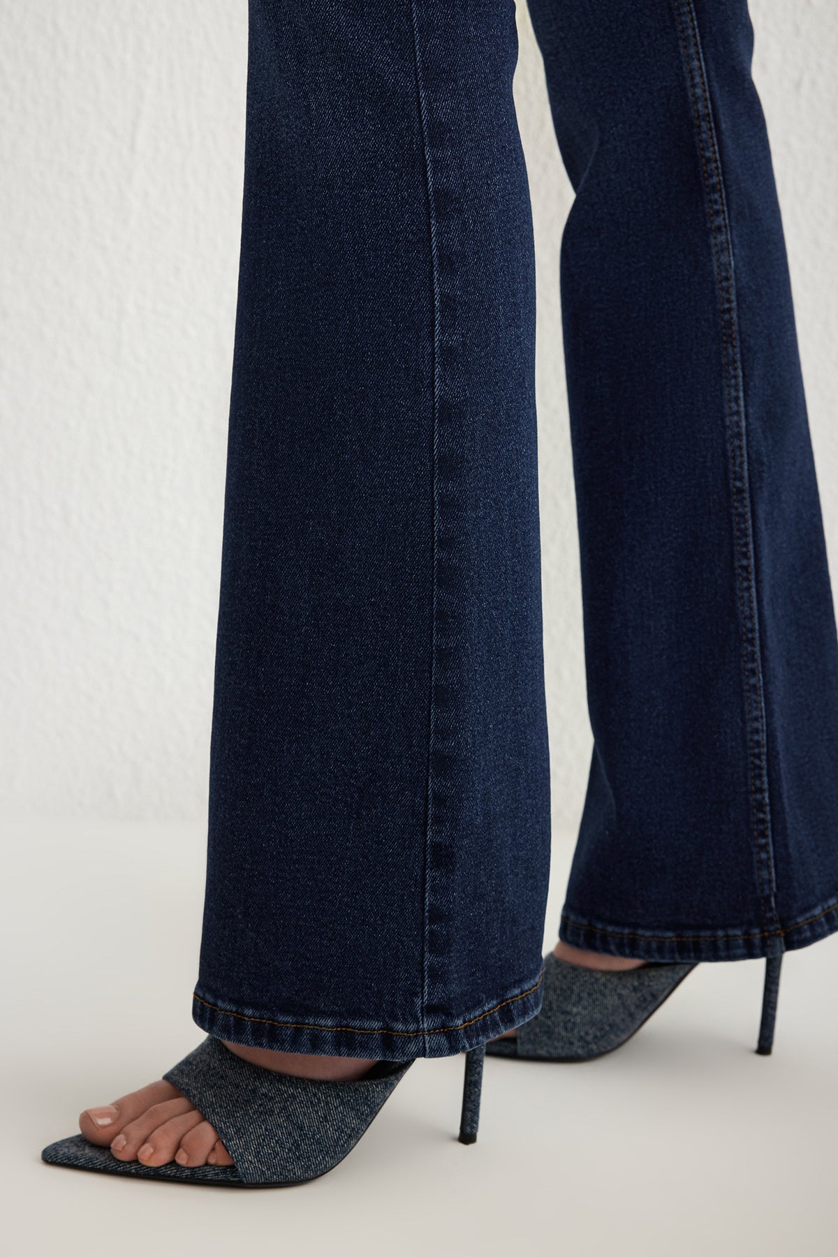 Trendyolmilla Koyu Mavi Yüksek Bel Orta Esnek Flare İspanyol Paça Jeans TWOSS25JE00109