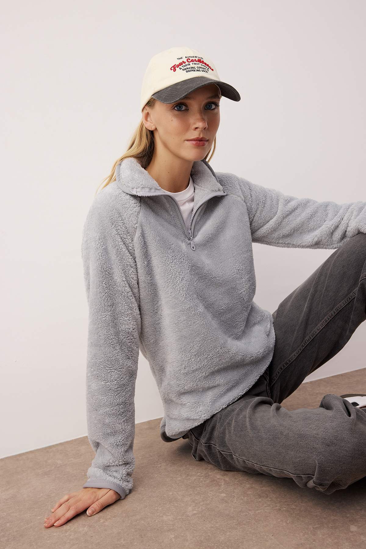 Gri Peluş Dik Yaka Yarım Fermuarlı Oversize/Geniş Kalıp Örme Sweatshirt TWOAW26SW00138 Main image