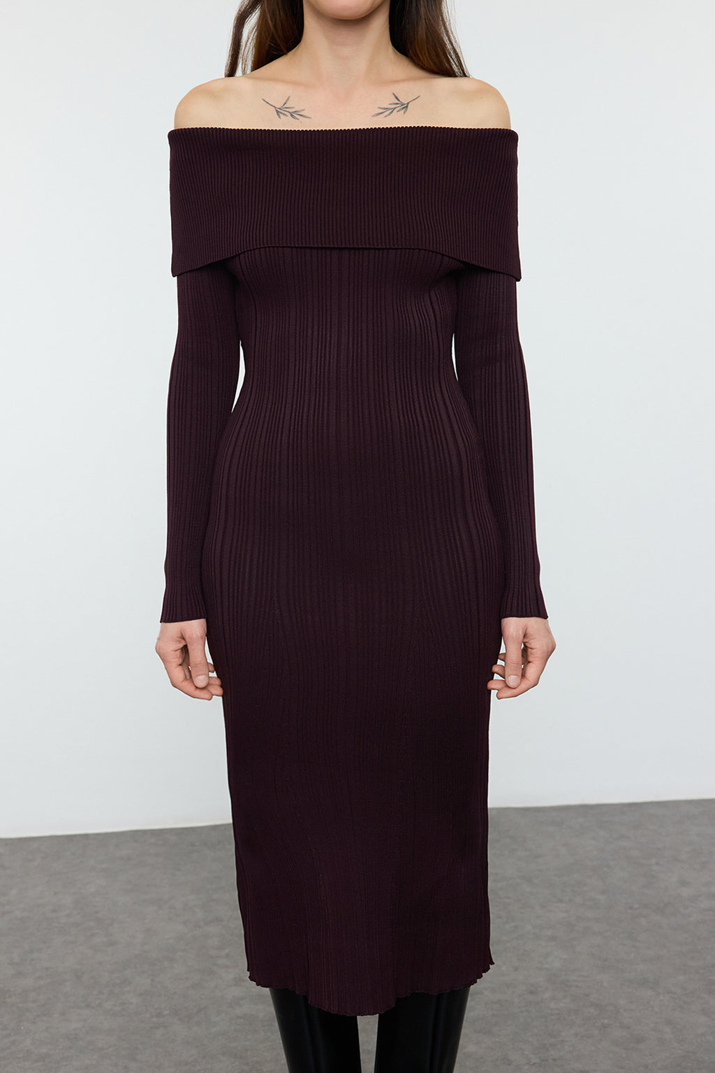 Trendyolmilla Kahverengi Midi Triko Basic Carmen Yaka Elbise TWOAW25EL00033