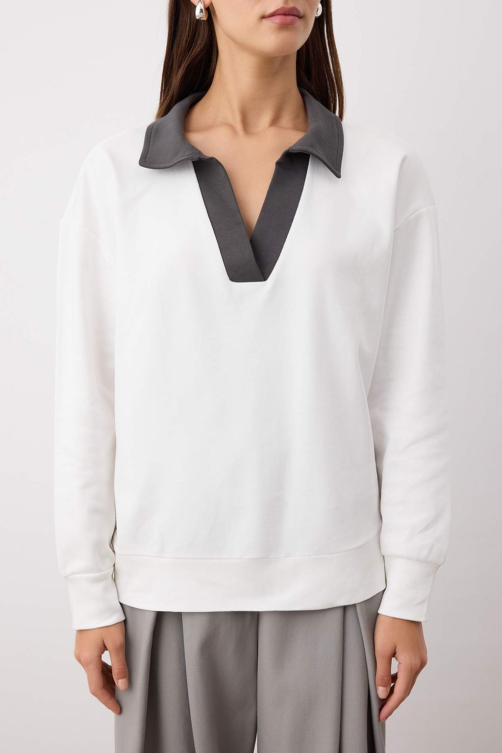 Trendyolmilla Ekru Renk Bloklu Polo Yaka Relaxed/Rahat Kalıp Örme Sweatshirt TWOAW26SW00043
