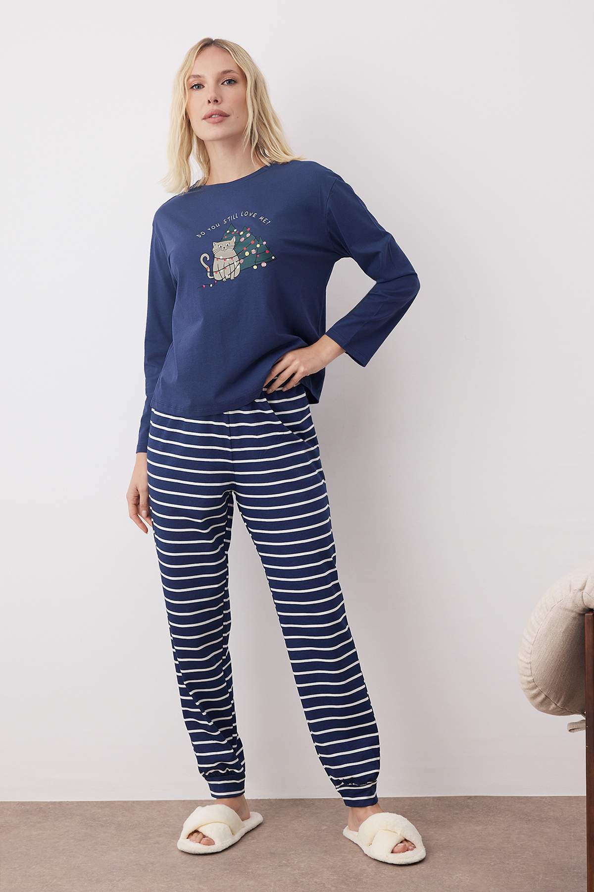 Trendyolmilla Kadın Couple/Çift Lacivert %100 Pamuklu Çizgili Yılbaşı Temalı Örme Pijama Takımı THMAW25PT00164