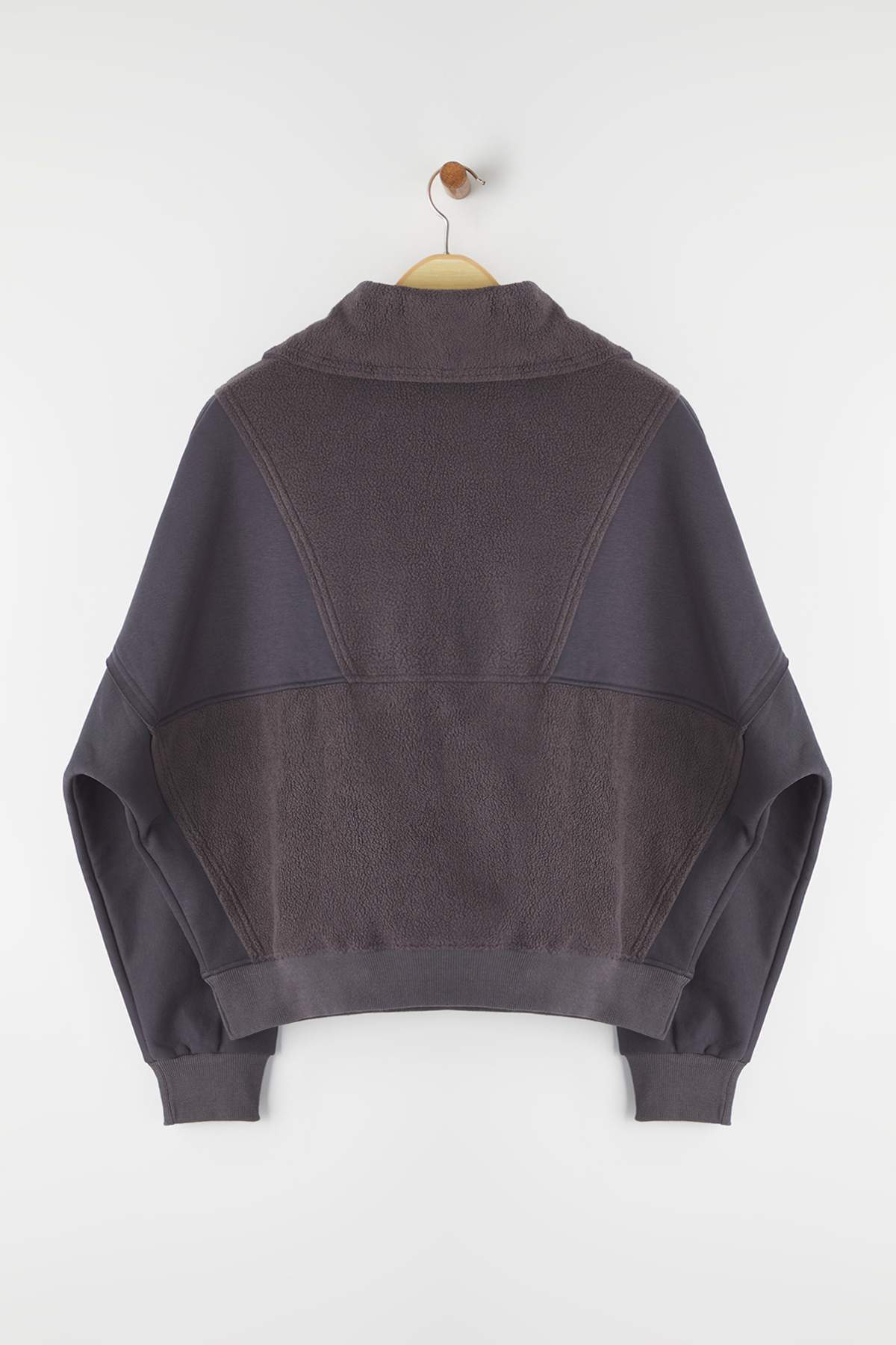 Trendyolmilla Ekru Regular/Normal Kalıp Polar Fermuarlı Cep Detaylı Kalın Örme Sweatshirt TWOAW26SW00009