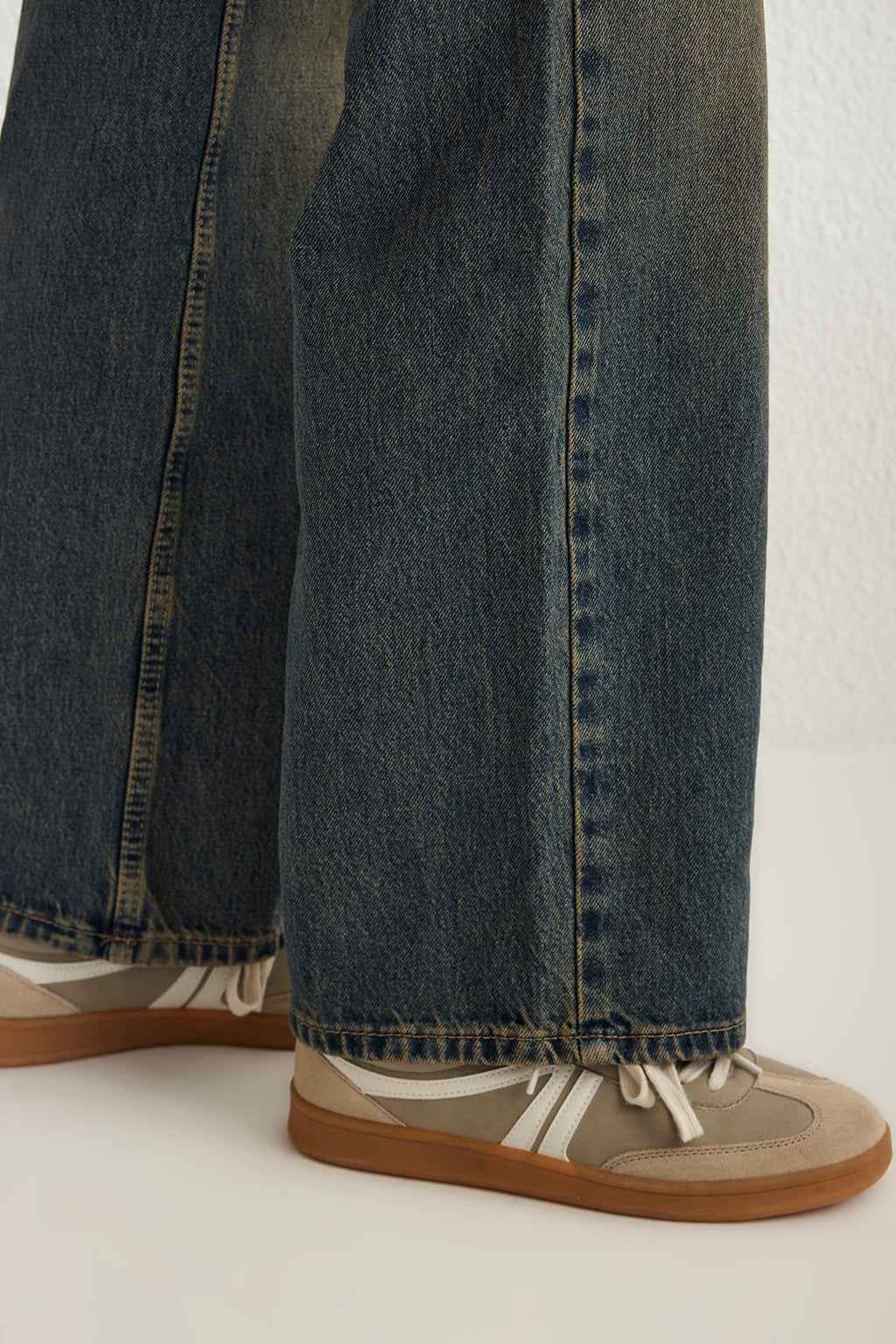 Koyu Mavi Premium Vintage Yıkama Efektli Düşük Bel Wide Leg Jeans TWOSS25JE00083
