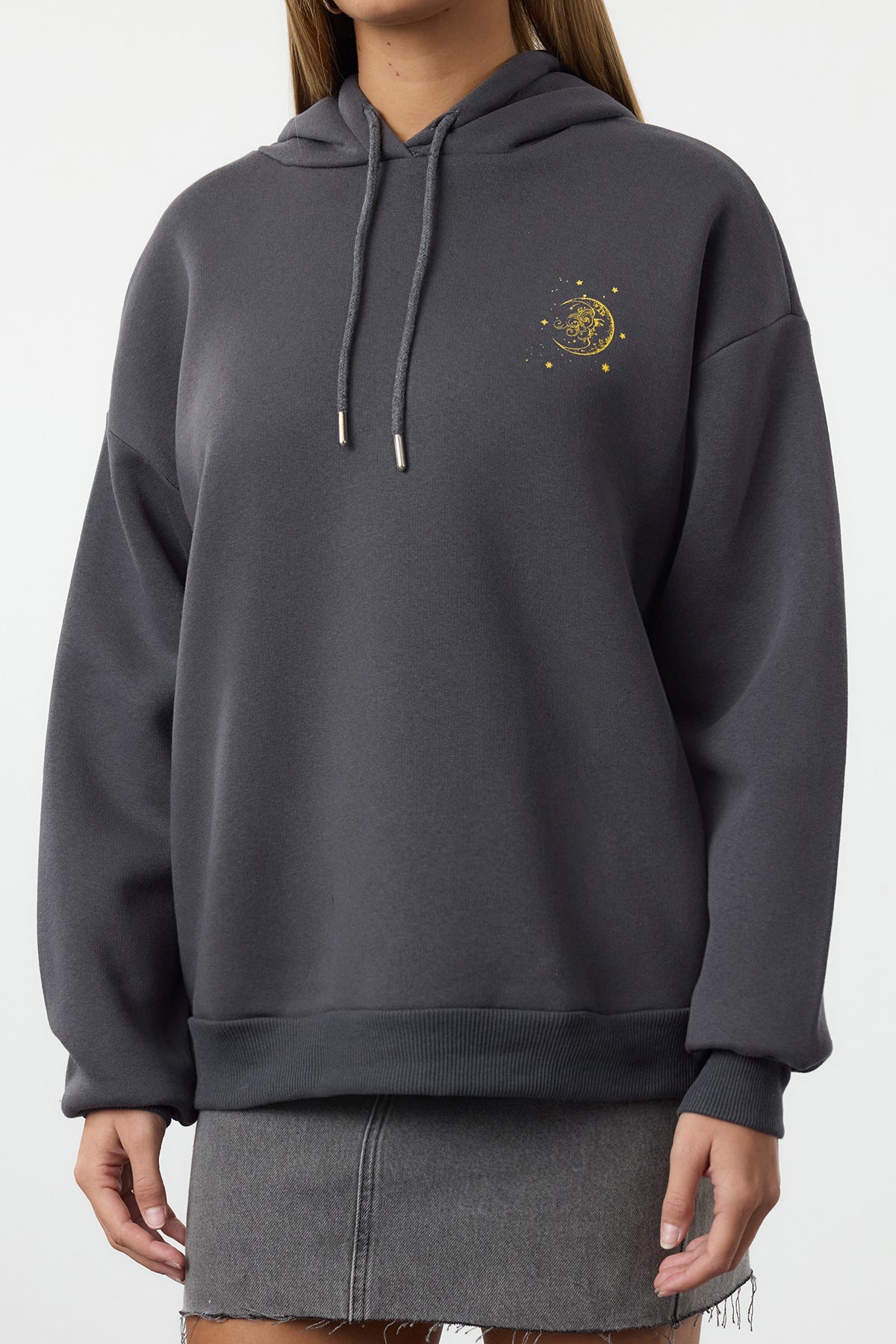 Trendyolmilla Ekru Kalın İçi Polarlı Kapüşonlu Baskılı Oversize/Geniş Kalıp Örme Sweatshirt TWOAW24SW00136