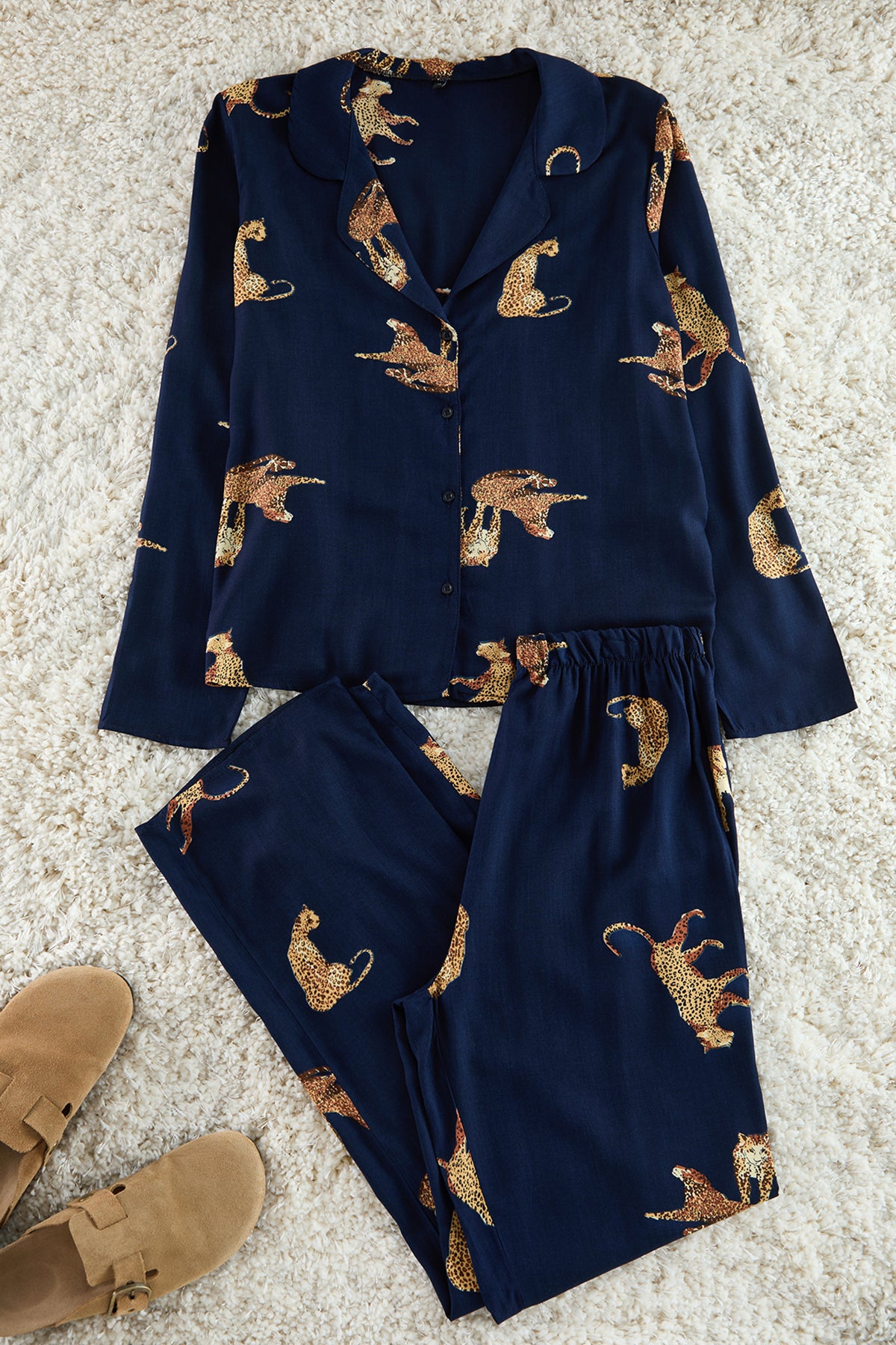 Trendyolmilla Ekru Kaplan Desenli Viskon Dokuma Pijama Takımı THMAW25PT00036