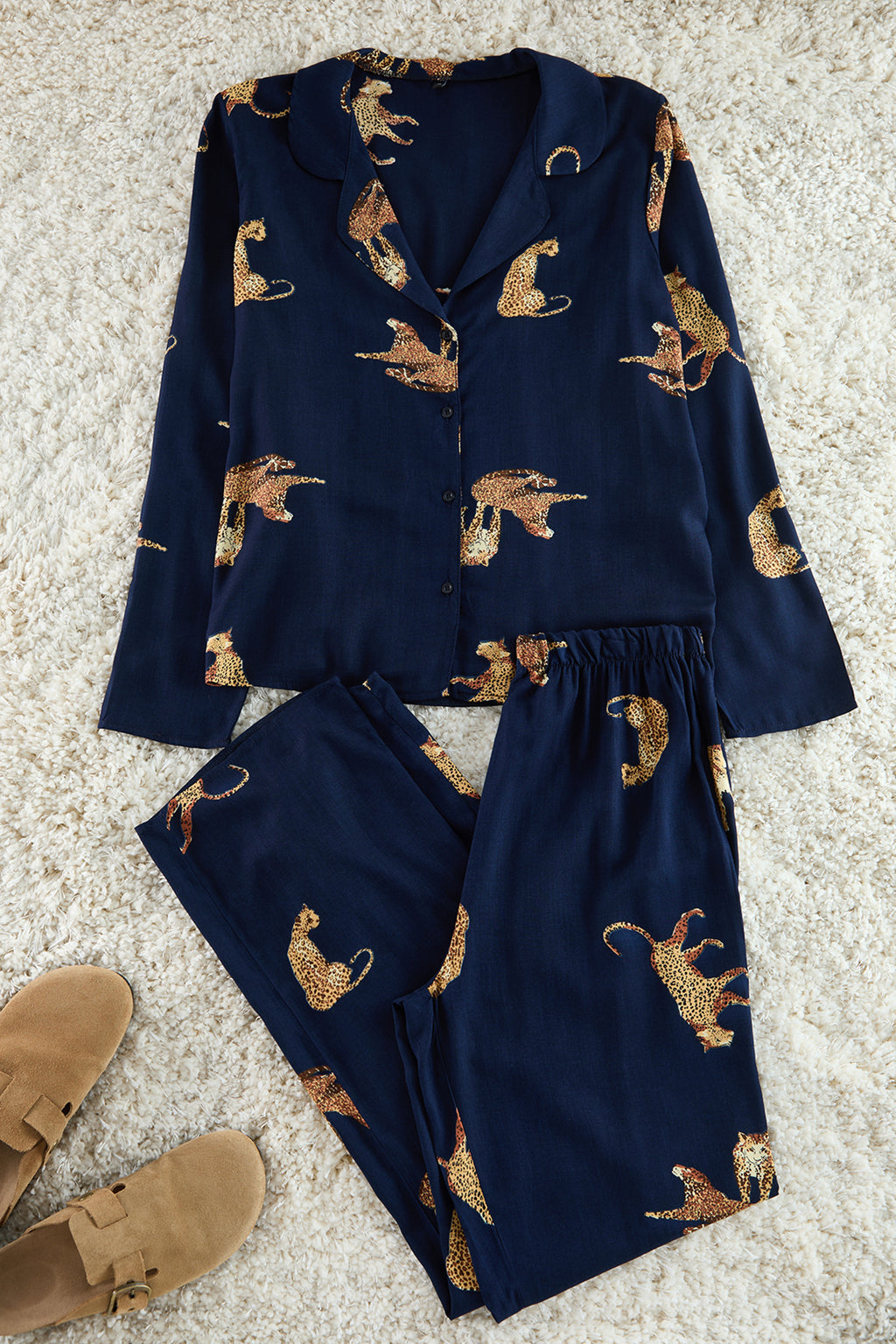 Trendyolmilla Ekru Kaplan Desenli Viskon Dokuma Pijama Takımı THMAW25PT00036