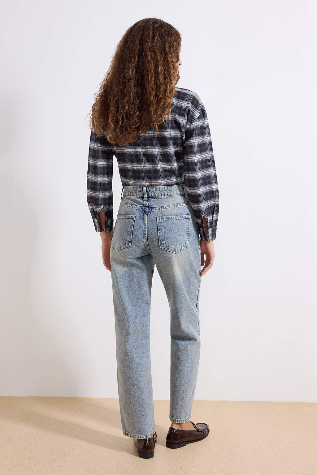 Trendyolmilla Açık Mavi Yüksek Bel YENİ MOM %100 Pamuk Non-Stretch Jeans TWOAW26JE00273
