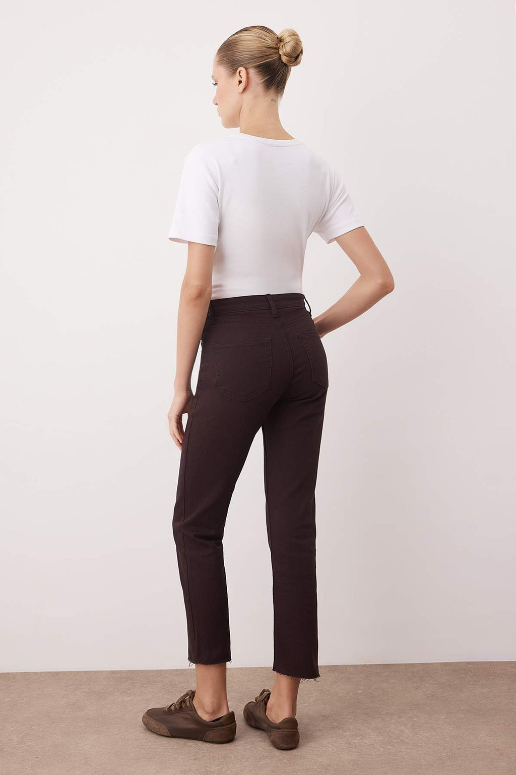 Trendyolmilla Kahverengi Yüksek Bel Paçası Kesikli Comfort/Esnek YENİ Mom Jeans TWOAW26JE00026