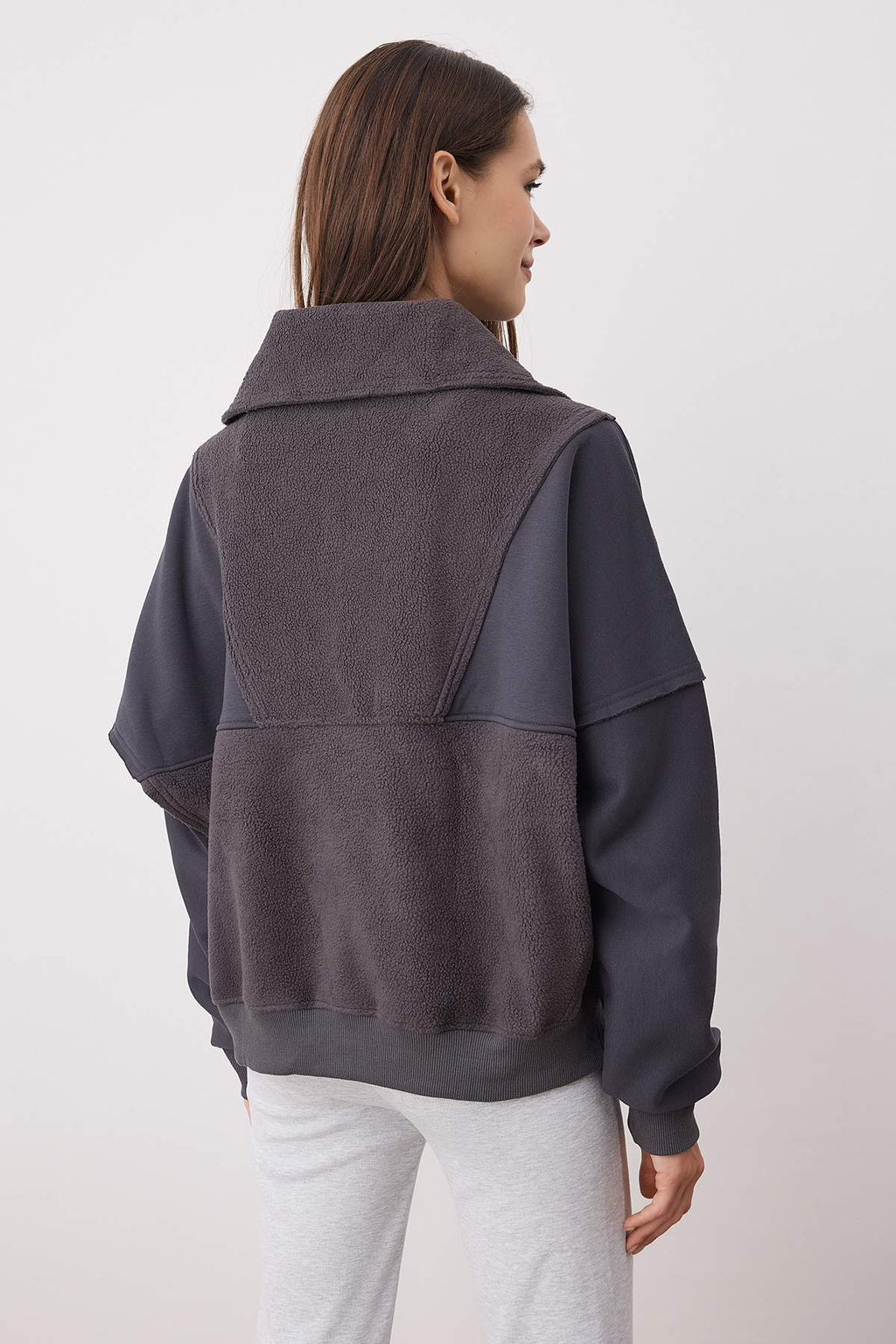 Trendyolmilla Ekru Regular/Normal Kalıp Polar Fermuarlı Cep Detaylı Kalın Örme Sweatshirt TWOAW26SW00009