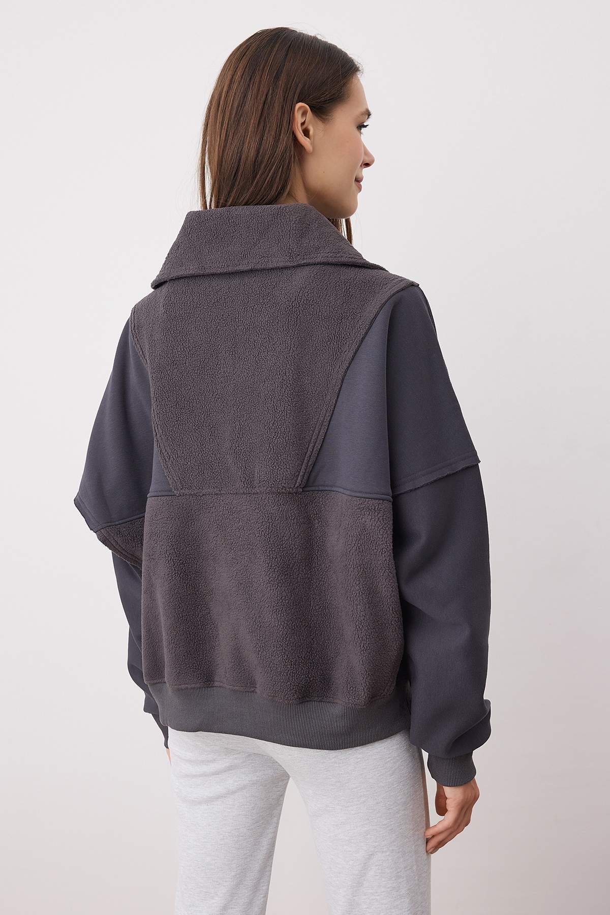 Trendyolmilla Ekru Regular/Normal Kalıp Polar Fermuarlı Cep Detaylı Kalın Örme Sweatshirt TWOAW26SW00009