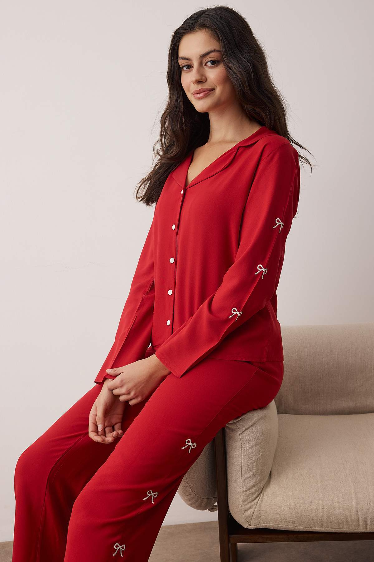 Trendyolmilla Lacivert Kurdele/Fiyonk Nakış Detaylı Viskon Dokuma Pijama Takımı THMAW26PT00089