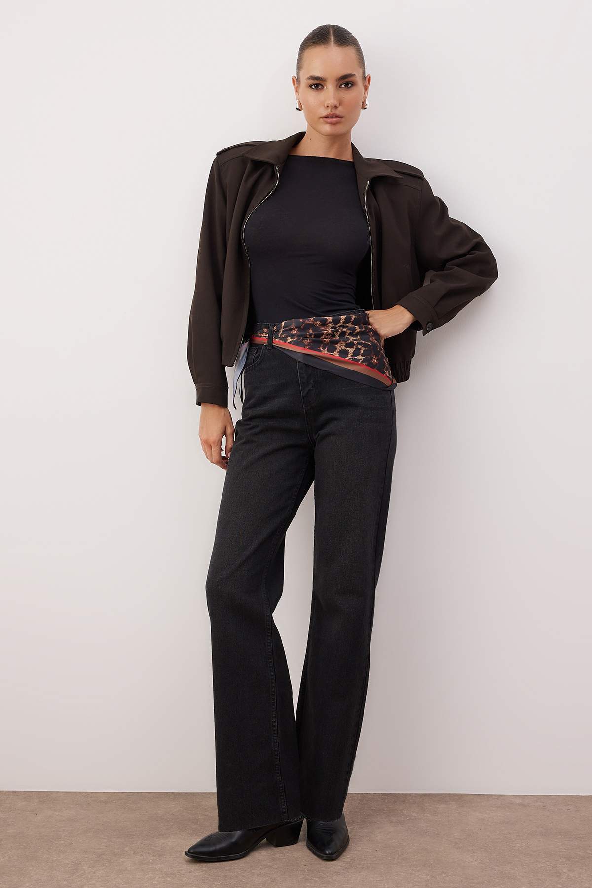 Siyah Leopar Desenli Fular Detaylı Paçası Kesikli Yüksek Bel Wide Leg Jeans TWOAW26JE00285 Secondary image