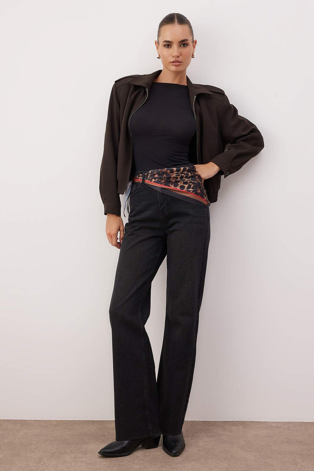 Siyah Leopar Desenli Fular Detaylı Paçası Kesikli Yüksek Bel Wide Leg Jeans TWOAW26JE00285