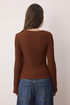 Trendyolmilla Kahverengi Fitted/Vücuda Oturan Aksesuar Detaylı Dokulu Uzun Kollu Esnek Örme Bluz TWOAW26BZ00134