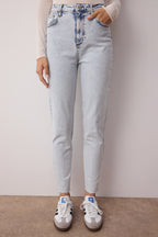 Trendyolmilla Açık Mavi Yüksek Bel Mom Comfort Jeans TWOSS25JE00279