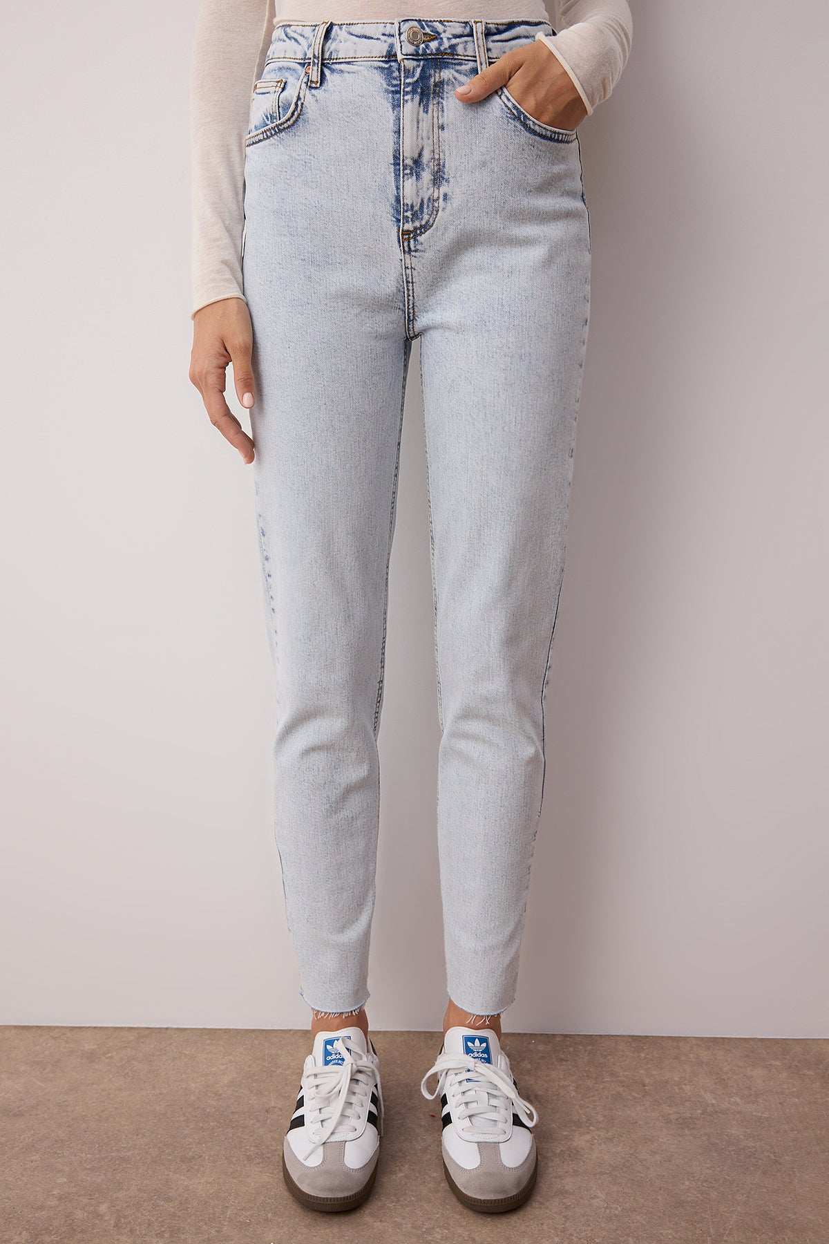 Trendyolmilla Açık Mavi Yüksek Bel Mom Comfort Jeans TWOSS25JE00279