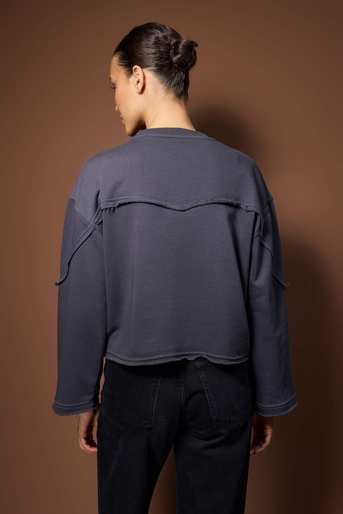Trendyolmilla Antrasit Kalın Şardonsuz İspanyol Kol Dikiş Detaylı Relaxed Örme Sweatshirt TWOAW26SW00110