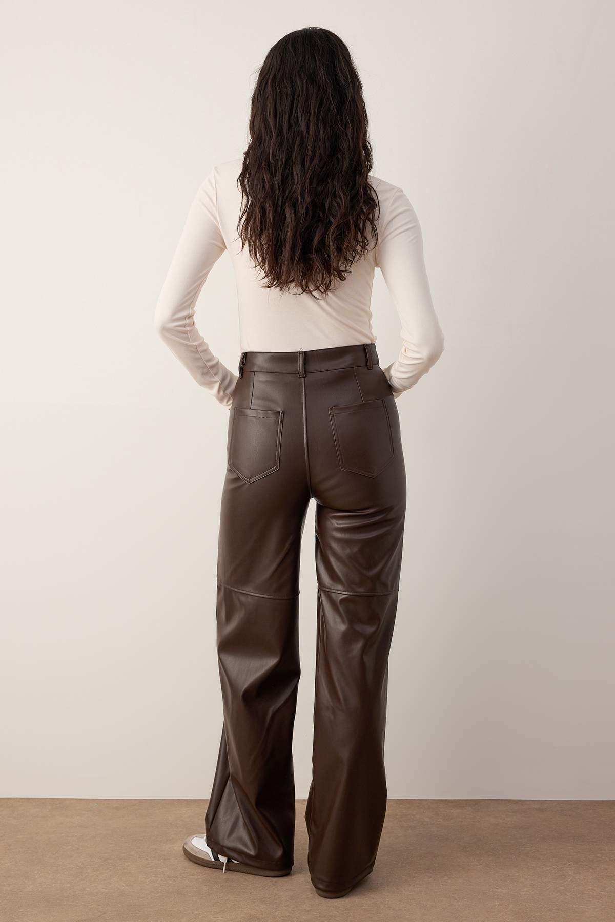 Trendyolmilla Kahverengi Relaxed/Rahat Straight/Boru Paça Dikiş Detaylı Örme Deri Pantolon TWOAW25PL00068