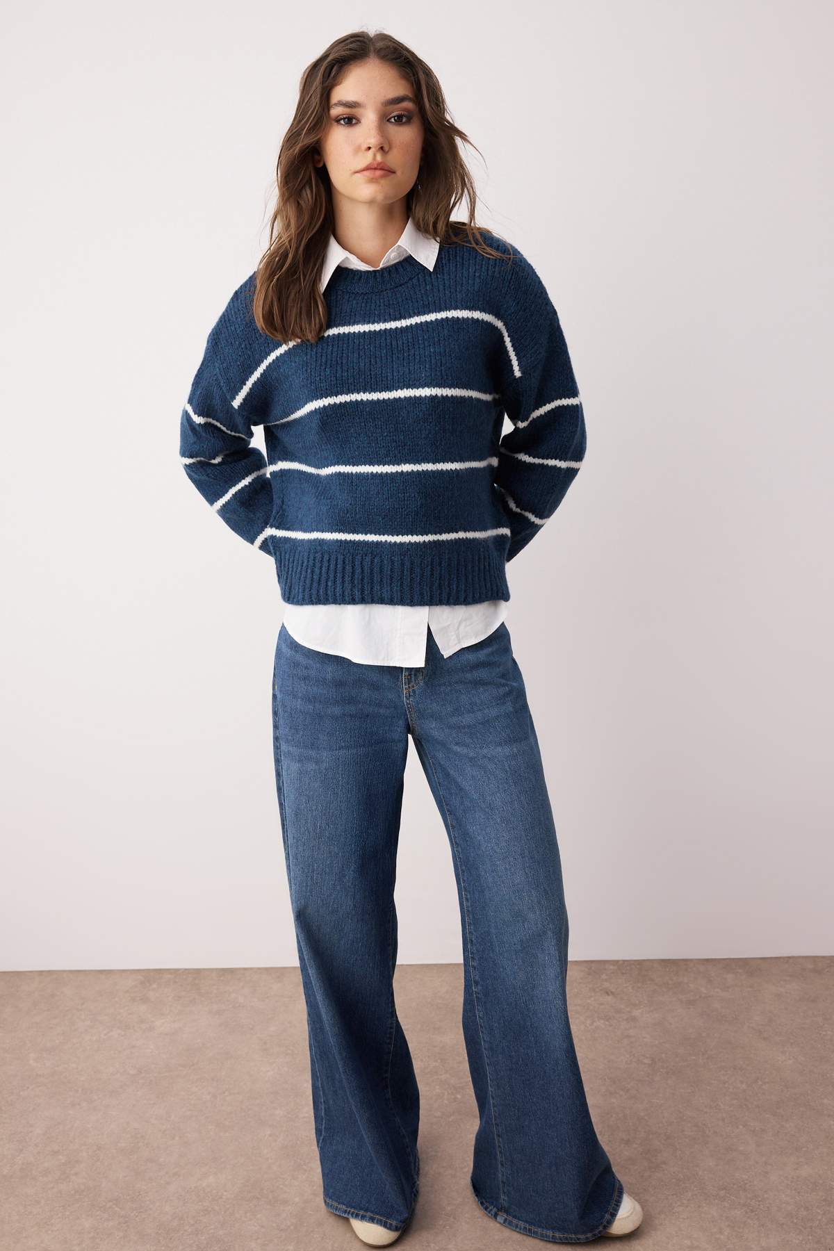 Trendyolmilla Lacivert*001 Geniş Kalıp Yumuşak Dokulu Çizgili Basic Triko Kazak TWOAW23KZ00185 Secondary image