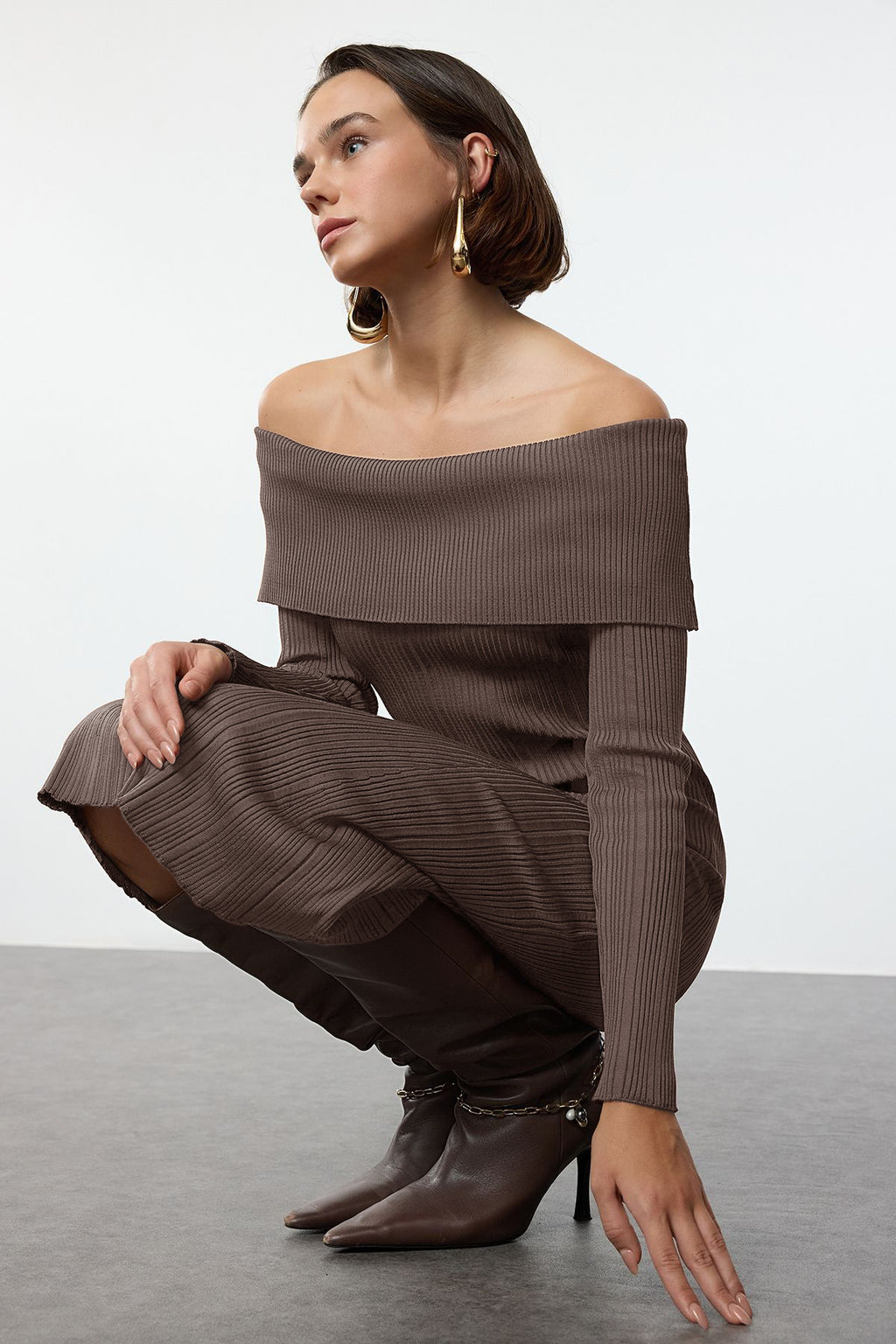 Trendyolmilla Kahverengi Midi Triko Basic Carmen Yaka Elbise TWOAW25EL00033