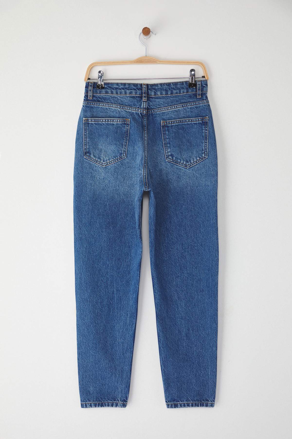 Trendyolmilla Koyu Mavi Yüksek Bel Mom %100 Pamuk Non-Stretch Jeans TWOSS25JE00277