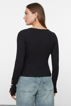 Trendyolmilla Ekru Fiyonk ve Cut Out Detaylı Bisiklet Yaka Slim/Vücuda Oturan Örme Bluz TWOAW25BZ00177