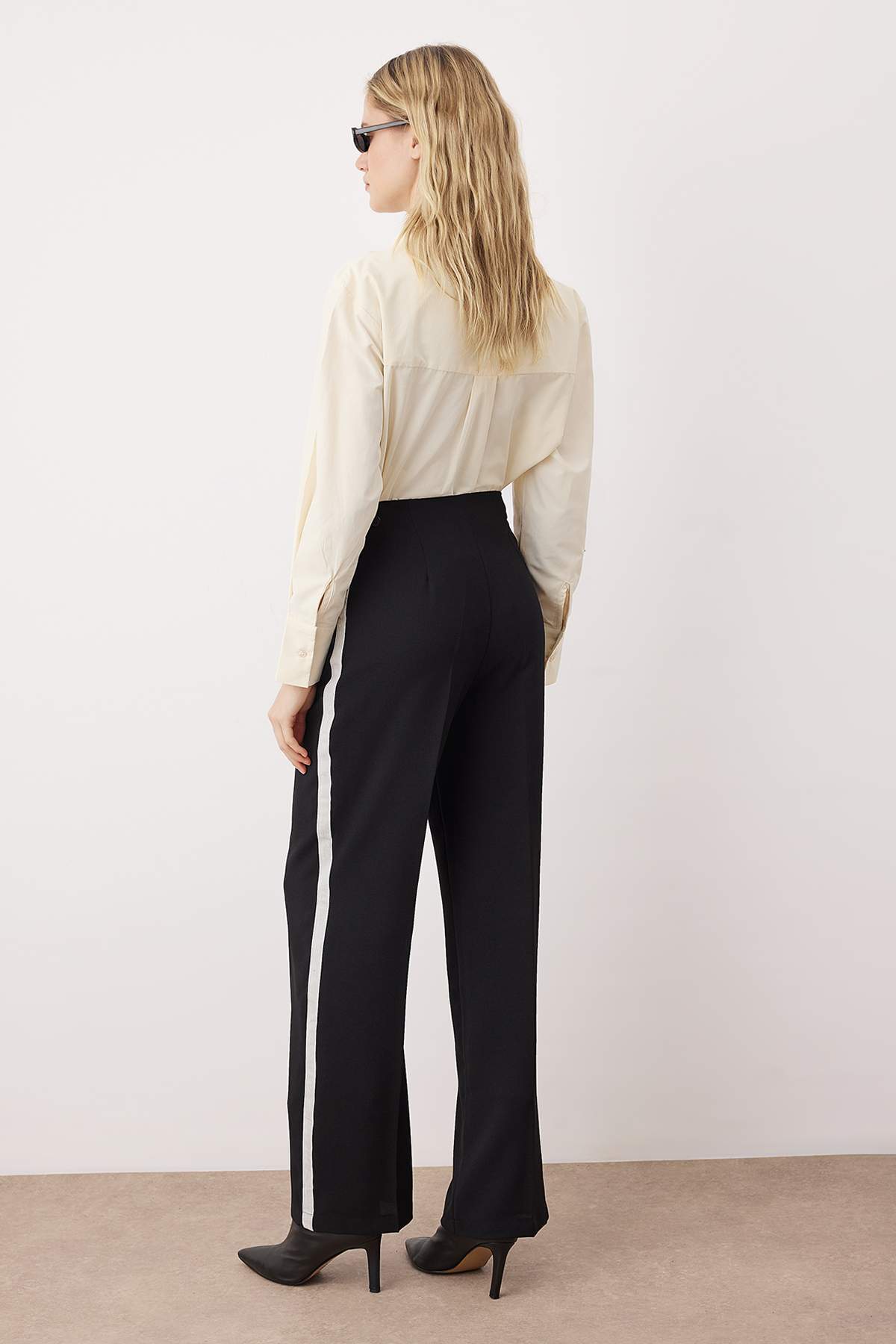 Siyah Yanları Şerit Detaylı Wide Leg/Geniş Paça Dökümlü Kumaş Pantolon TWOAW26PL00066