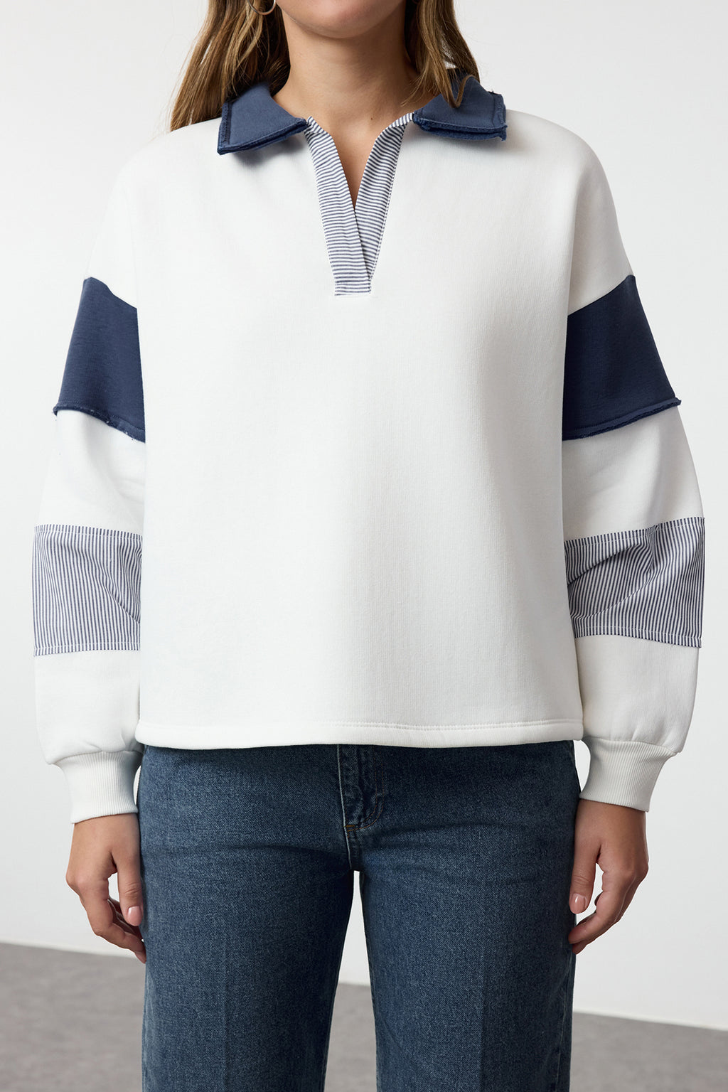 Ekru Renk Bloklu Dokuma Garnili Oversize/Geniş Kalıp Örme Sweatshirt TWOAW25SW00199