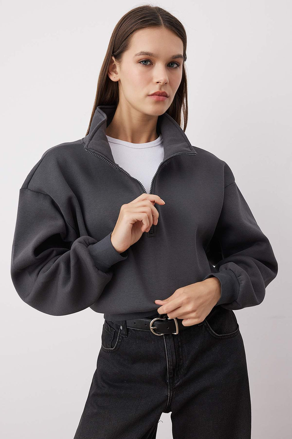 Trendyolmilla Siyah Rahat Kesim Crop Basic Fermuarlı Dik Yaka Kalın İçi Polarlı Örme Sweatshirt TWOAW24SW00221