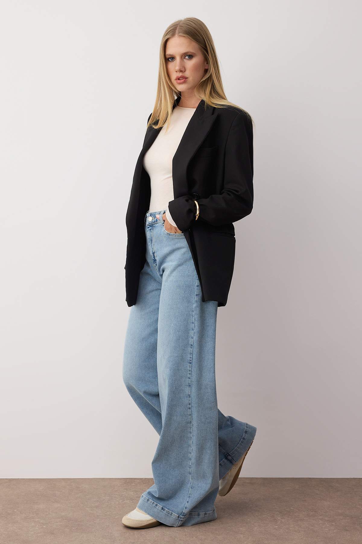Trendyolmilla Açık Mavi Paça Detaylı Yüksek Bel Wide Leg Comfort Jeans TWOAW26JE00000 Secondary image