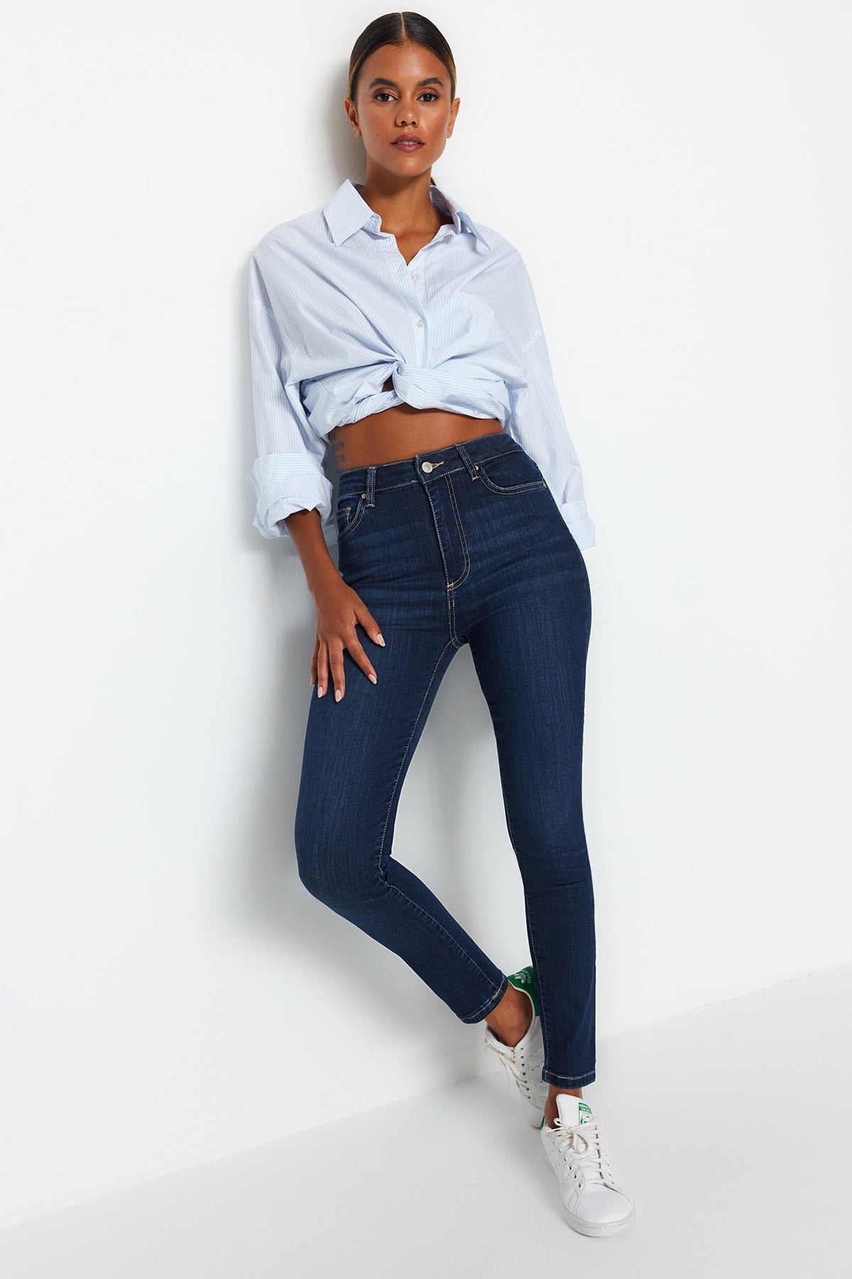 Trendyolmilla Açık Mavi Şekillendiren Etki Yüksek Bel Esnek Skinny Jeans TWOAW24JE00070