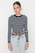 Trendyolmilla Lacivert Basic Çizgili Triko Kazak TWOAW21KZ0942