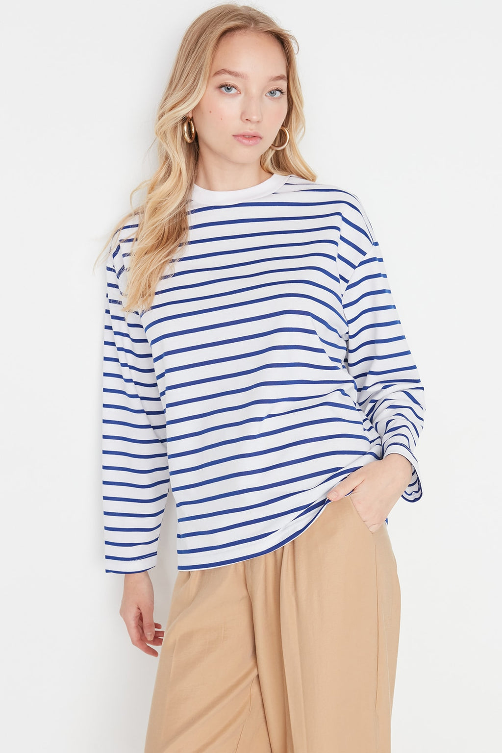 Trendyolmilla Beyaz Çizgili Oversize/Geniş Kesim Bisiklet Yaka İnce Örme Sweatshirt TWOAW23SW00326