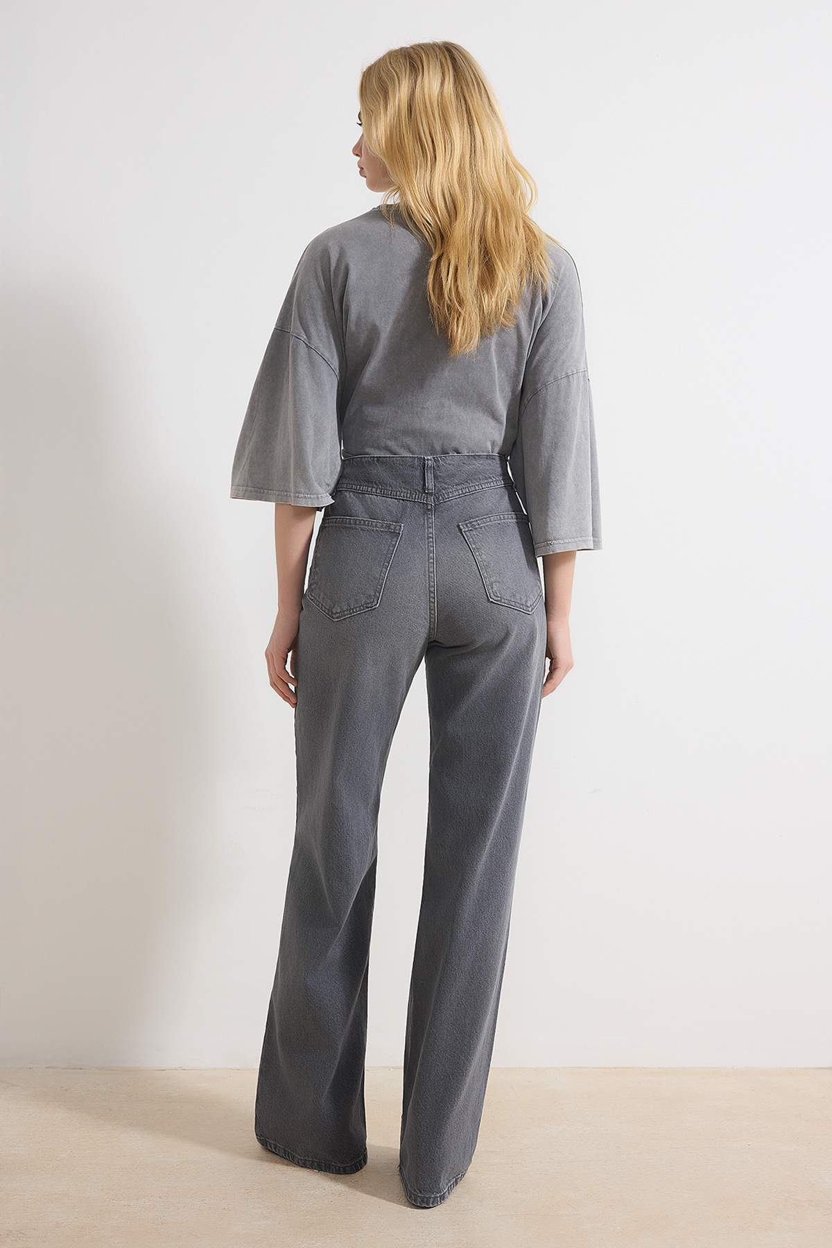 Gri Trok Detaylı Normal Bel %100 Pamuk Wide Leg Jeans TWOSS26JE00051