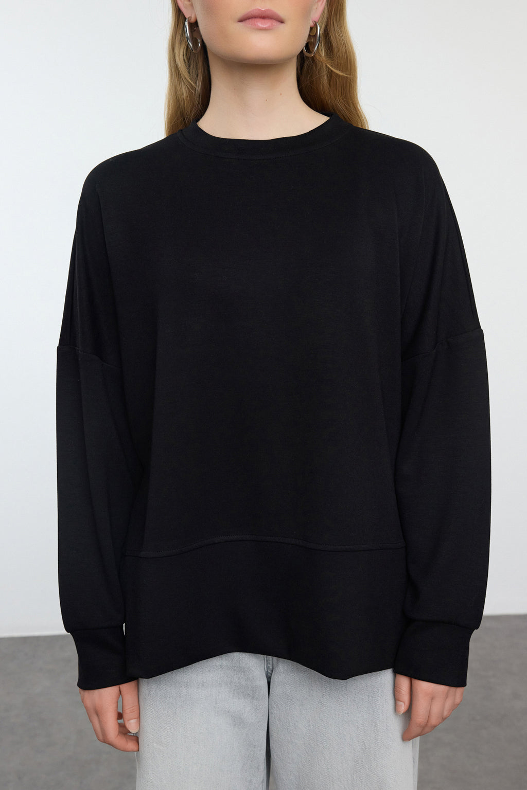 Siyah Oversize/Geniş Kesim Yırtmaçlı Bisiklet Yaka Yumuşak Tuşeli Örme Sweatshirt TWOAW25SW00057
