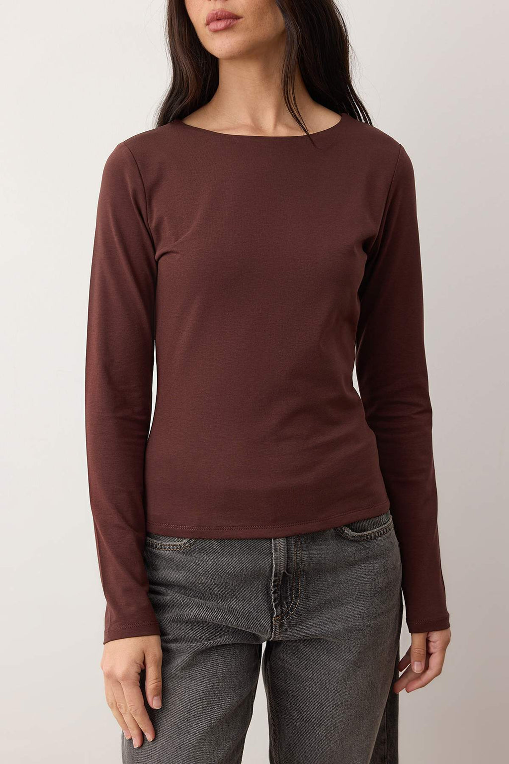 Trendyolmilla Kahverengi Pamuklu Kayık Yaka Fitted/Vücuda Oturan Esnek Bluz TWOAW24BZ00166