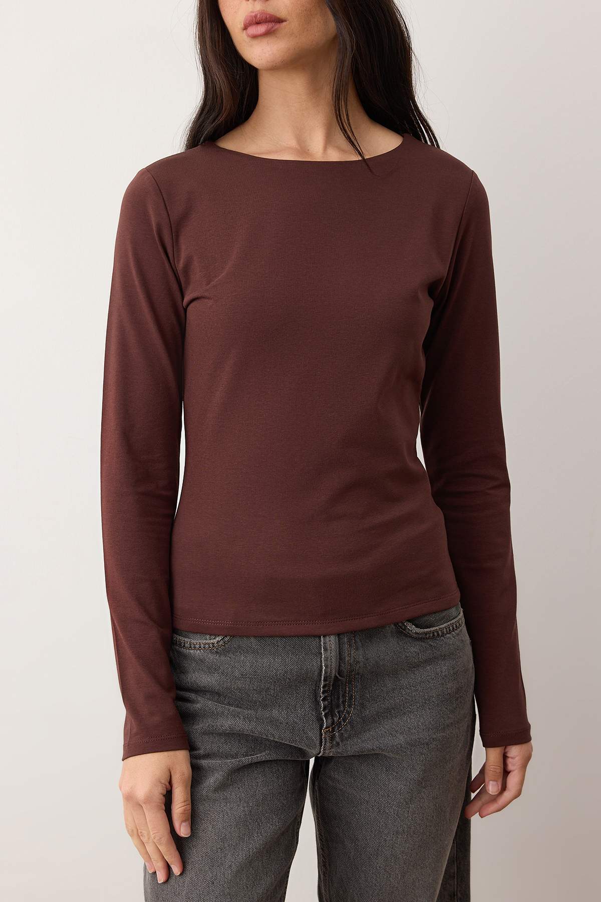 Trendyolmilla Kahverengi Pamuklu Kayık Yaka Fitted/Vücuda Oturan Esnek Bluz TWOAW24BZ00166