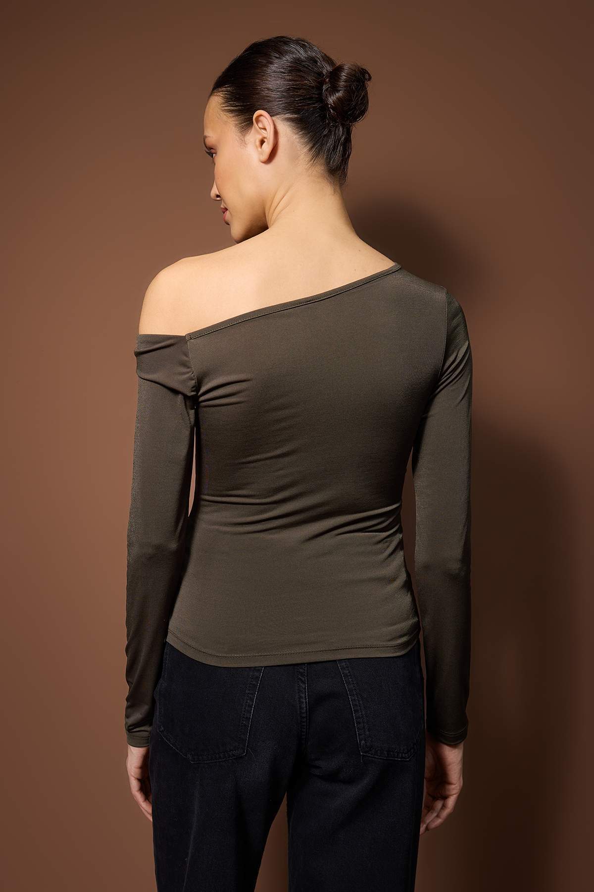 Trendyolmilla Haki Fitted Düşük Omuzlu Aksesuar Detaylı Asimetrik Yaka Esnek Örme Bluz TWOAW26BZ00075