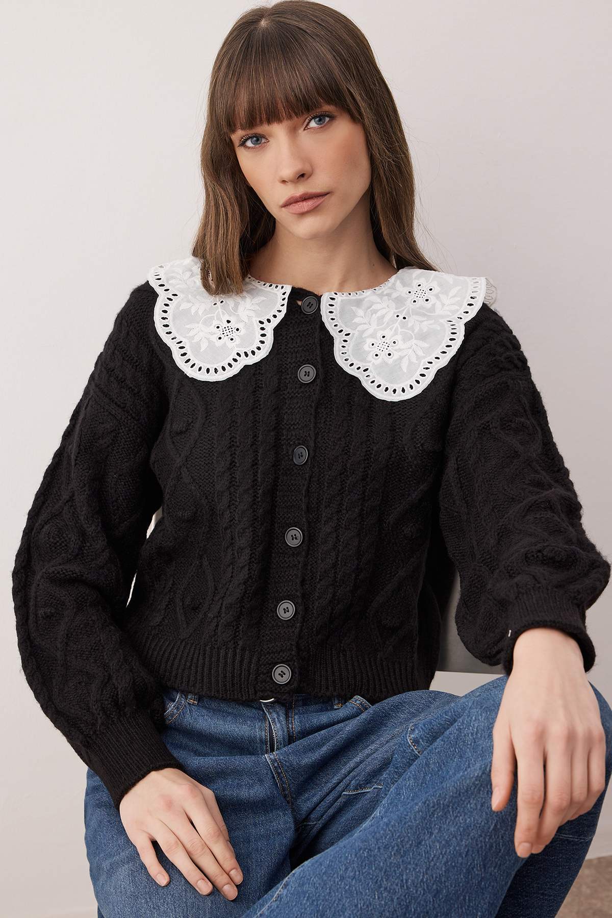Trendyolmilla Siyah Yumuşak Dokulu Garni Detaylı Triko Hırka TWOAW26HI00074 Secondary image