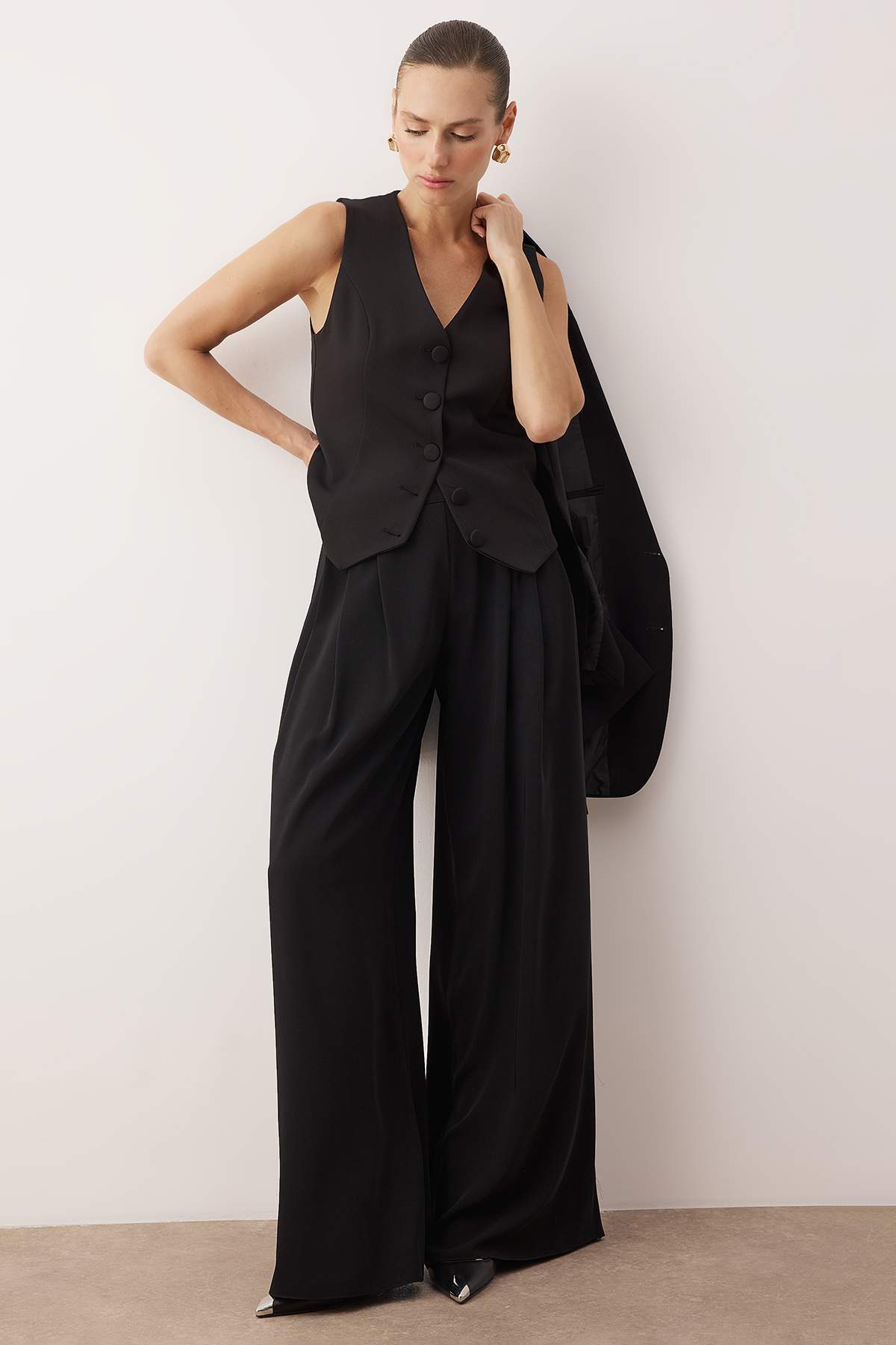 Trendyolmilla EXCLUSIVE Siyah Çift Pilili Dökümlü Kumaş Extra Wide Leg Geniş Paça Pantolon TWOAW26PL00122