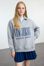 Trendyolmilla Bordo Oversize Kalıp Kalın içi Polarlı Slogan Baskılı Fermuarlı Örme Sweatshirt TWOAW25SW00134