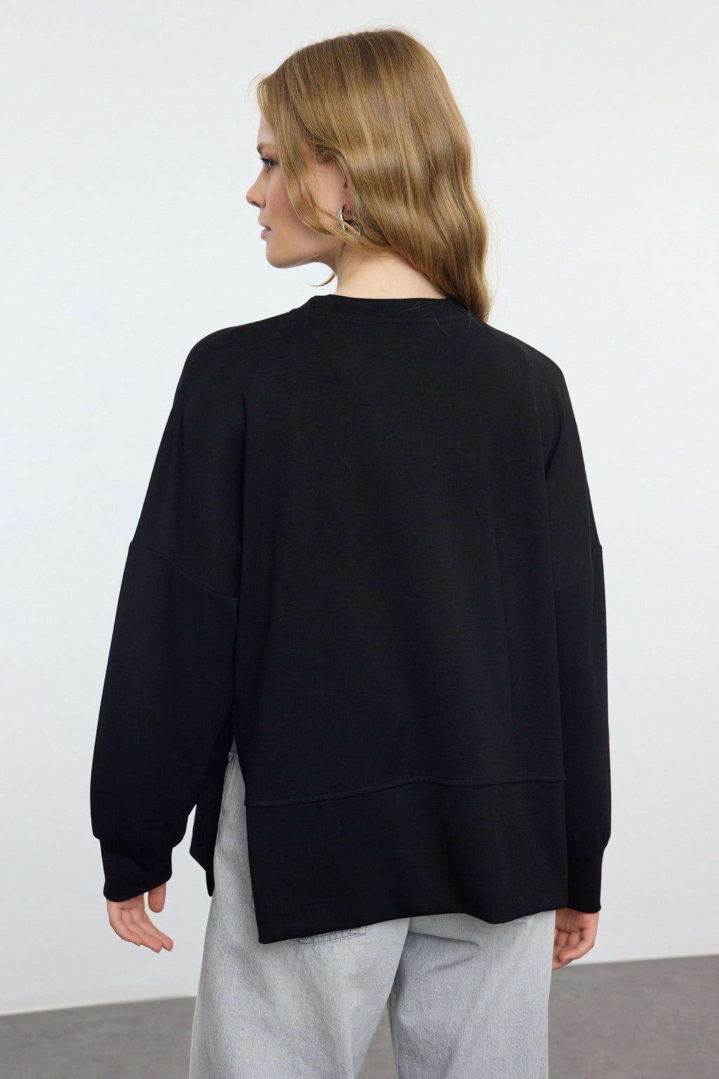 Siyah Oversize/Geniş Kesim Yırtmaçlı Bisiklet Yaka Yumuşak Tuşeli Örme Sweatshirt TWOAW25SW00057