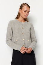 Trendyolmilla Gri Crop Premium İplik/Özel İplik Cep Detaylı Triko Hırka TWOAW24HI00051